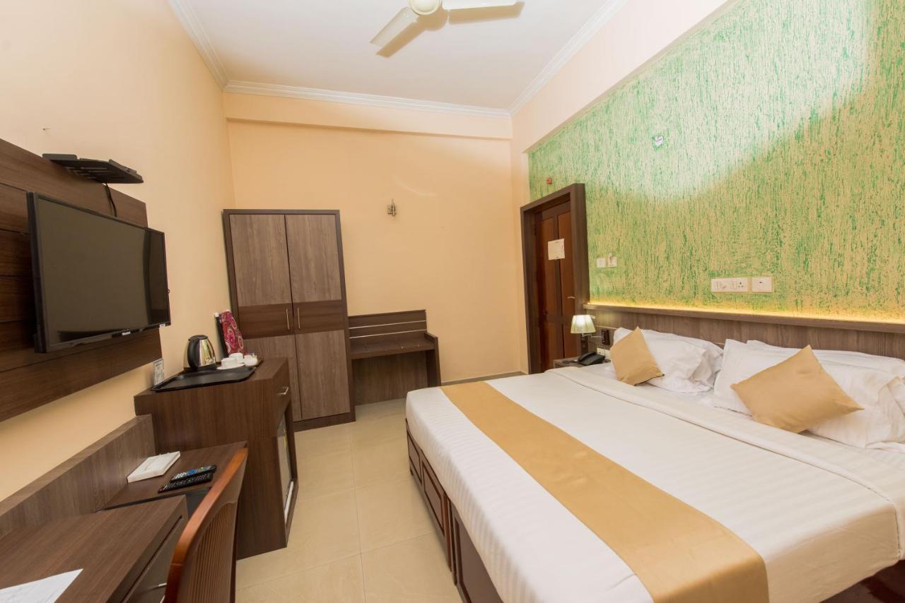Kallada Golden Hotel Thrissur Екстериор снимка